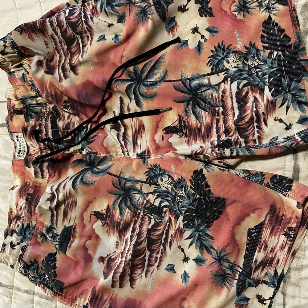 Men's Billabong recycler Sunday laid back. Size L *FITS LIKE an XL.